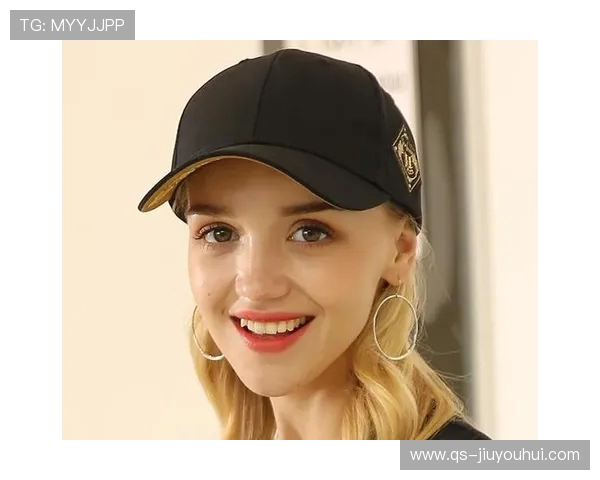 男足球员头戴时尚帽尽显个性魅力引领运动潮流风尚